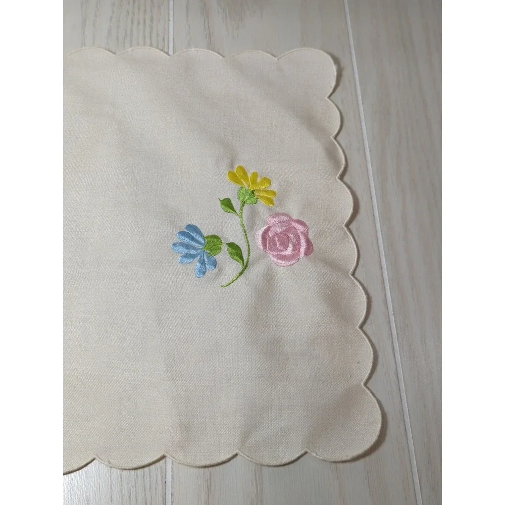 Vintage 6 placemats beige scalloped edge pink blue yellow embroidered flowers